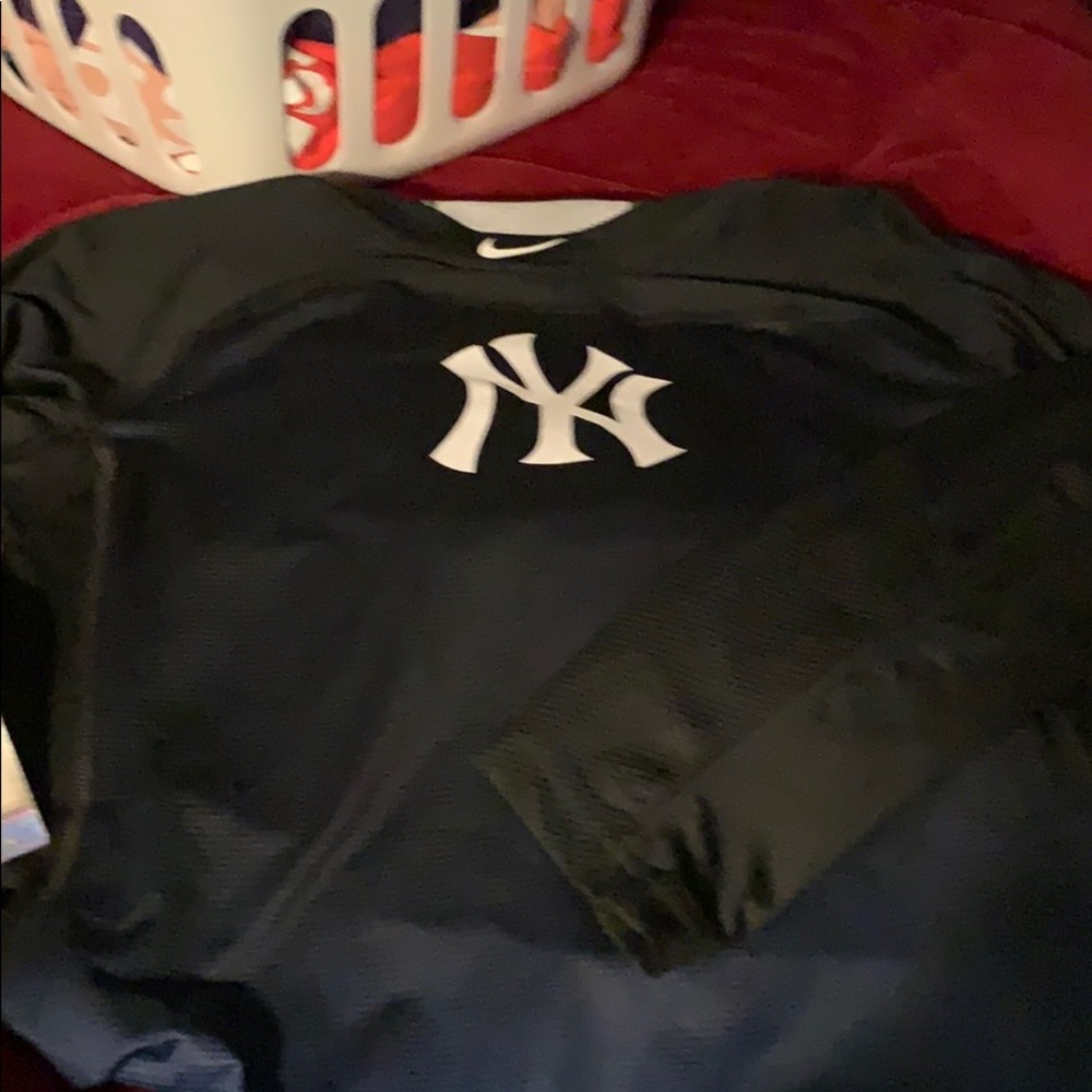 Nike Pro Yankees shirt